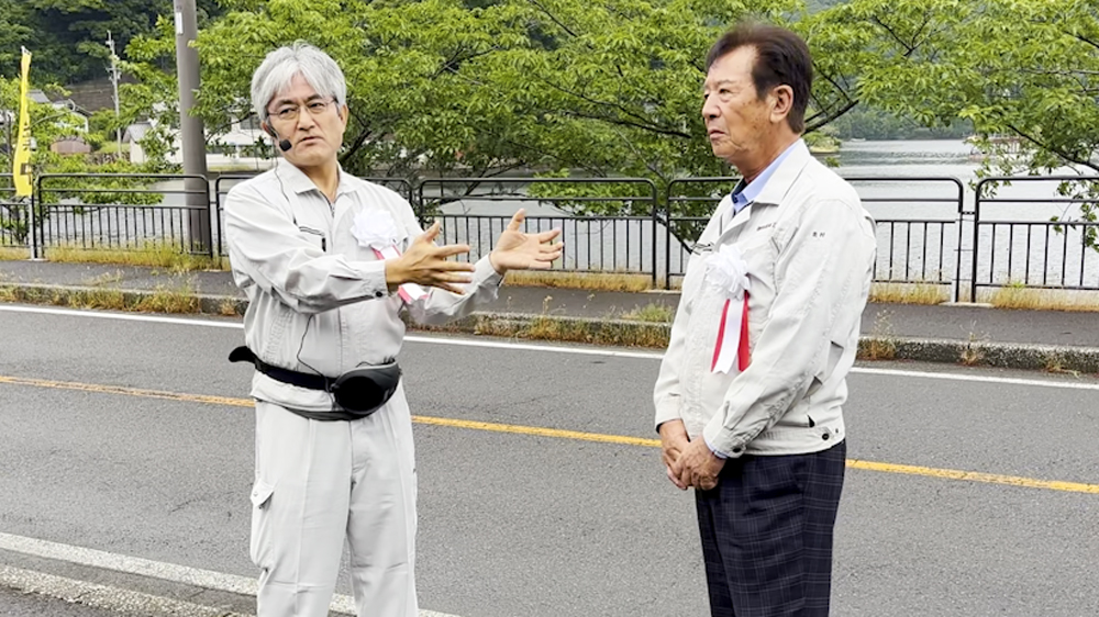 湖畔に立つ2人の男性の写真