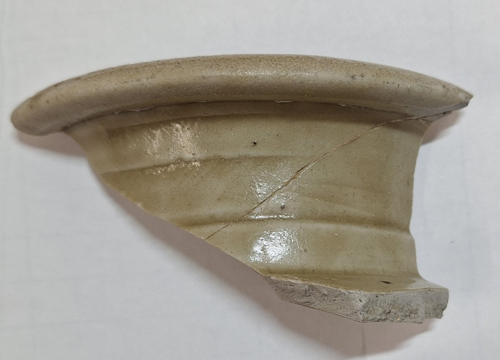 白っぽい磁器の破片（壺の口のあたり）
