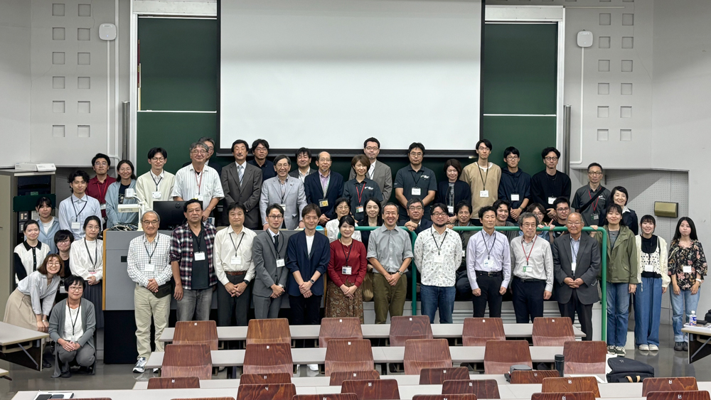 大勢の人の集合写真