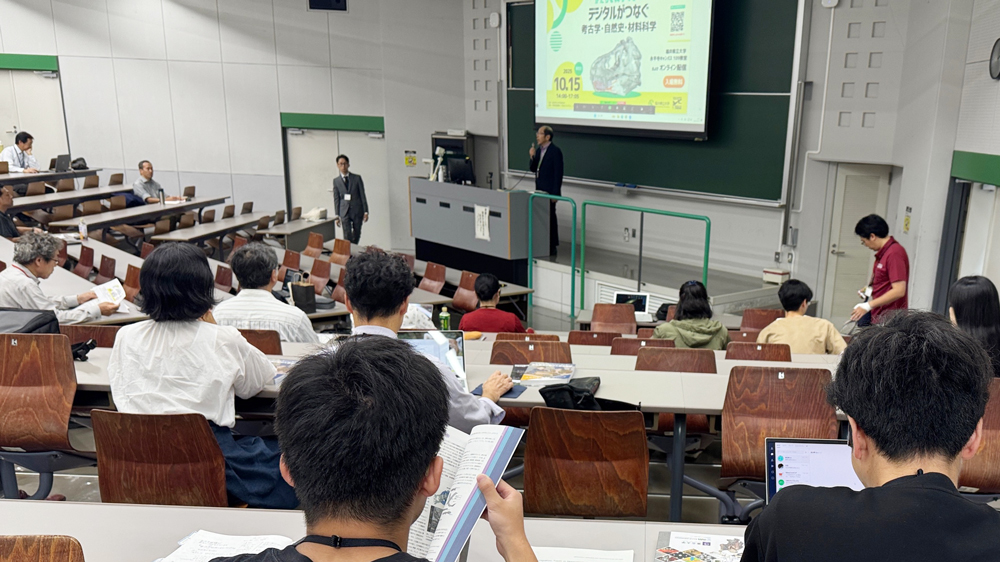 階段教室で話をする人とそれを聞く人たち