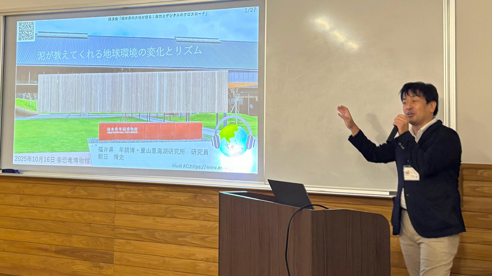 スライドを見せながら話す男性