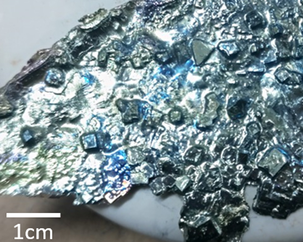 青っぽい色が着いている金属の結晶