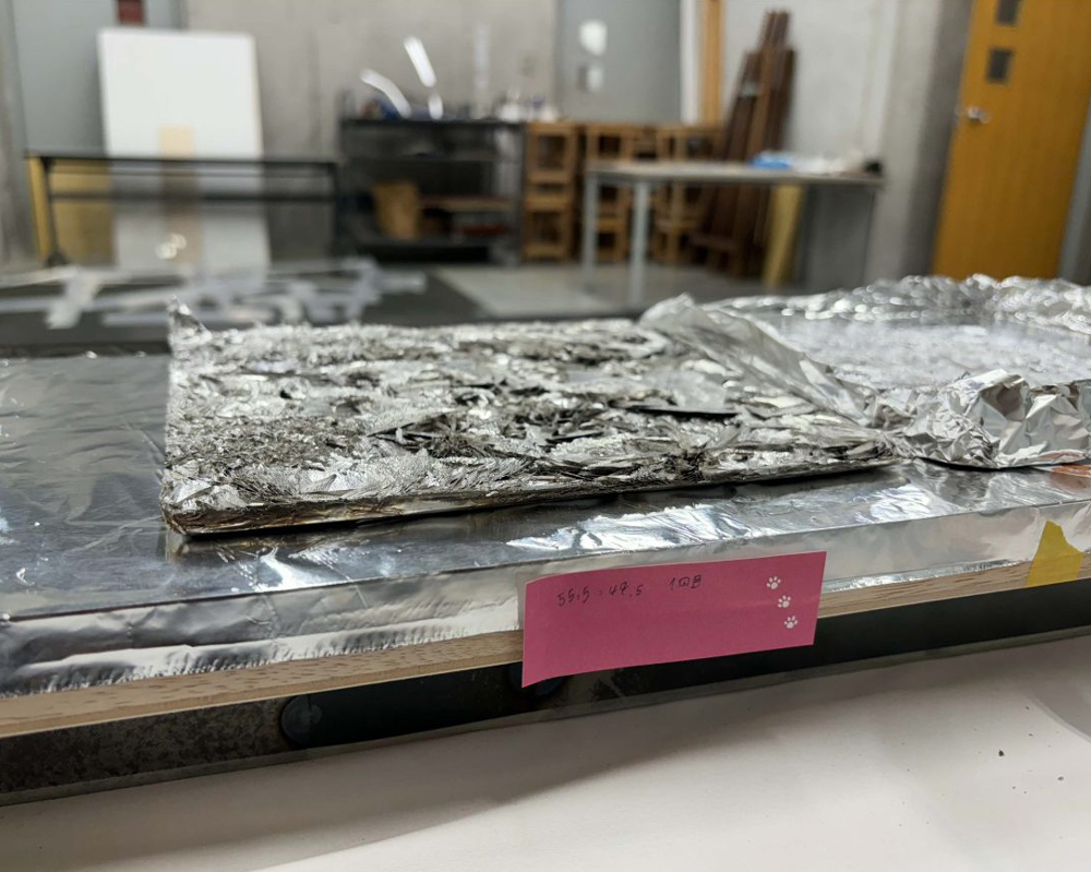 アルミ箔の上に置かれた金属結晶