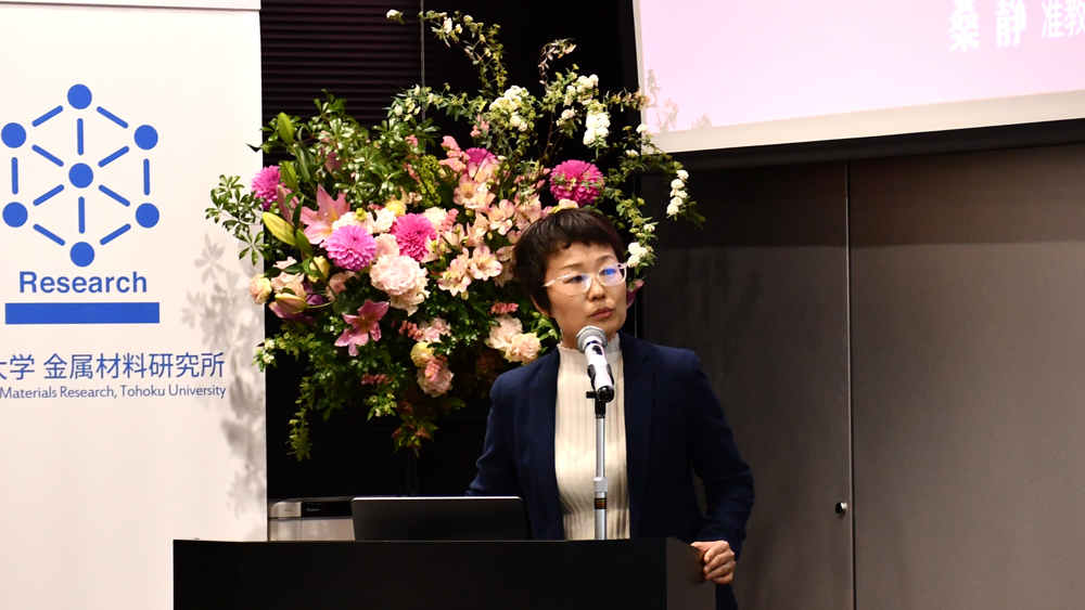 壇上で話す女性