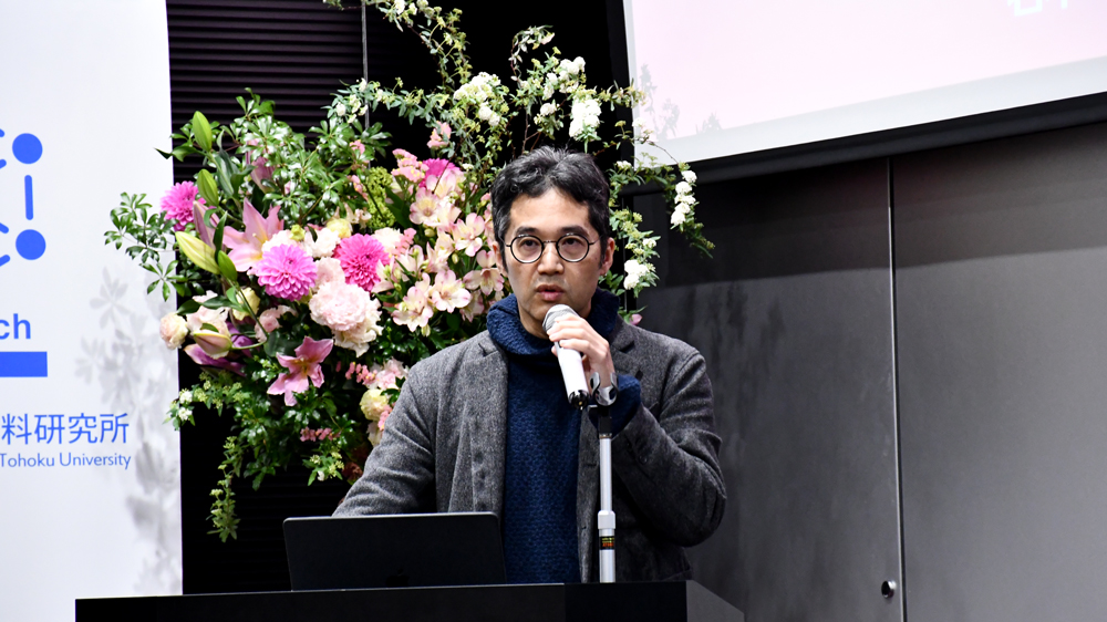 壇上で話す男性