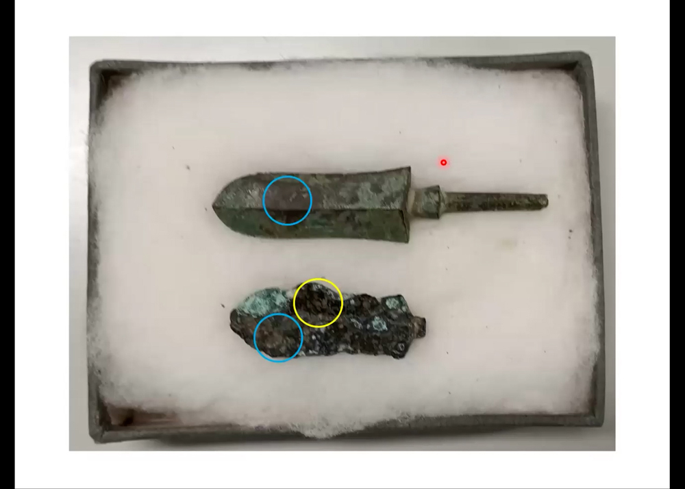 やじり2つの写真
2カ所に青い丸が、1カ所に黄色の丸が付けられている