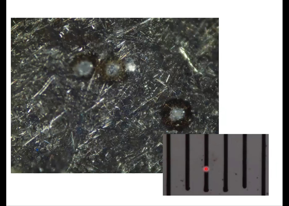 穴が開いた金属表面の写真