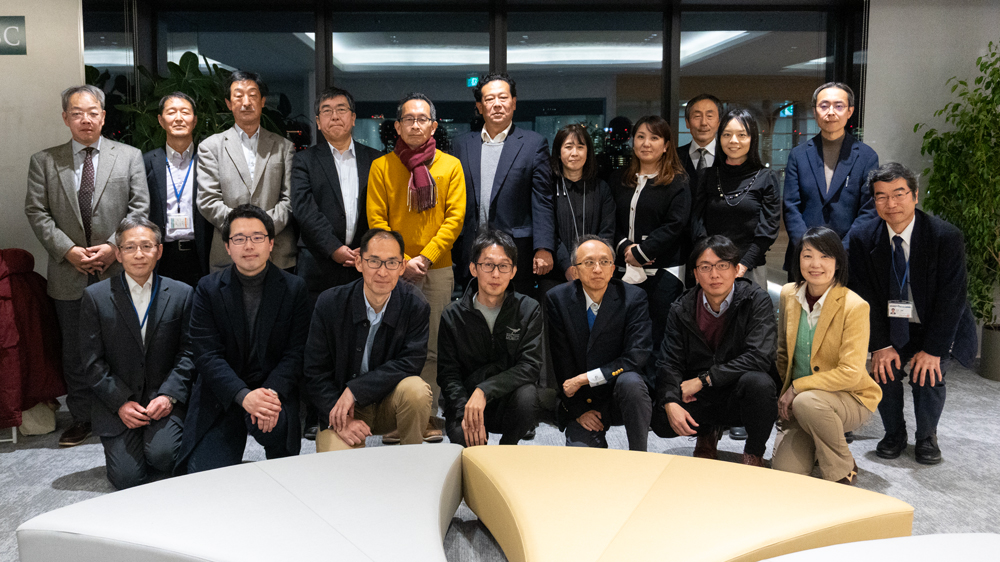 ソファーのまえでカメラに収まる人々