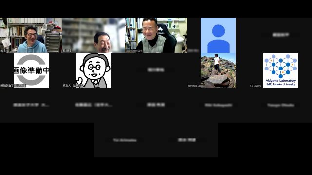 Zoomミーティングの画面
顔が見える参加者3人が笑っている