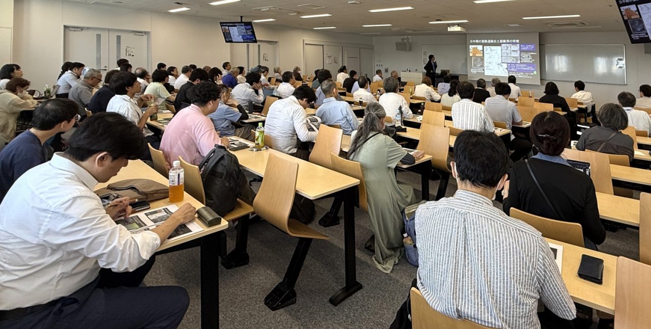 研究会に参加する人々