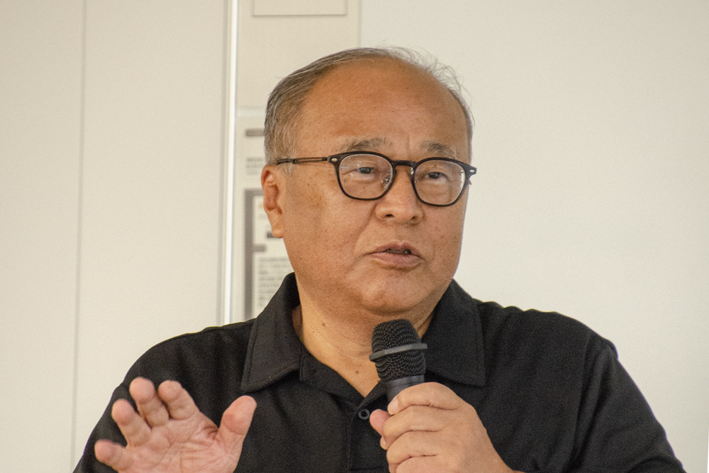マイクを持って話している男性