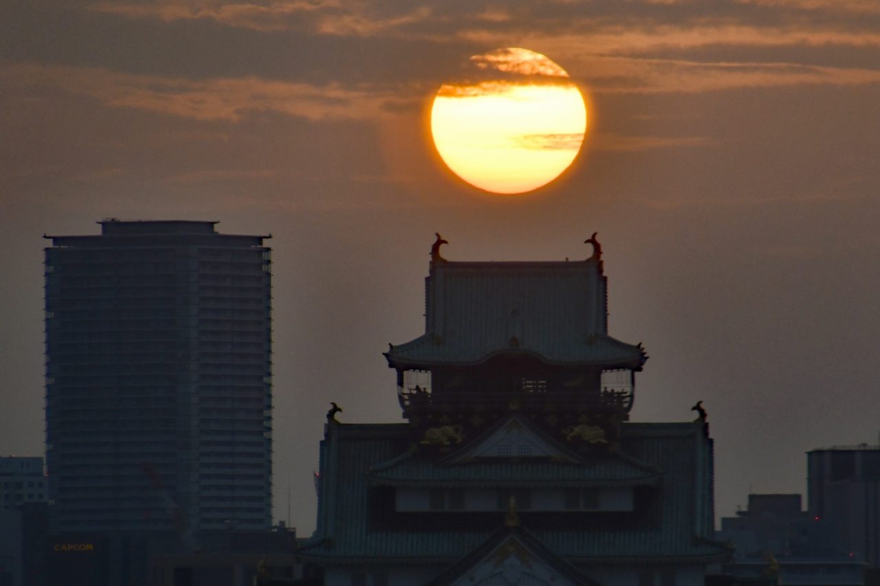 天守閣の上に見える夕日