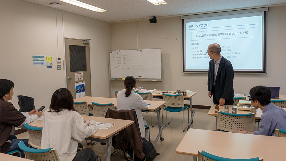 教室の前にあるホワイトボードにみんなが注目しているようす